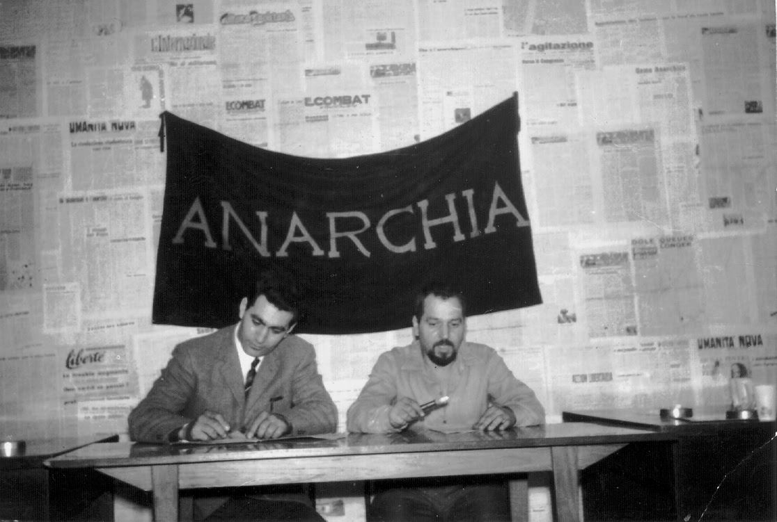 Cesare Vurchio ritratto insieme al compagno e amico Pino Pinelli durante una conferenza al circolo Anarchico Ponte della Ghisolfa